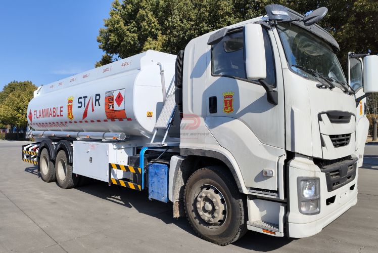 Isuzu GIGA Truk bahan bakar 24000L di Afrika