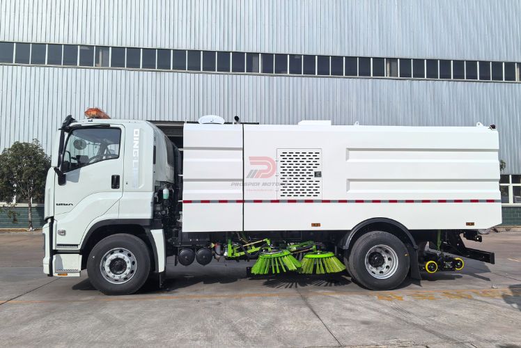 Isuzu GIGA street cleaner truck