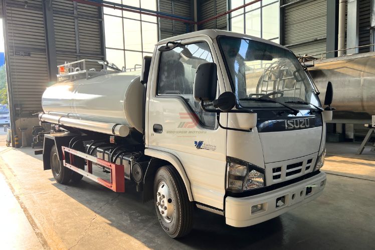 Caminhões leves Isuzu NKR