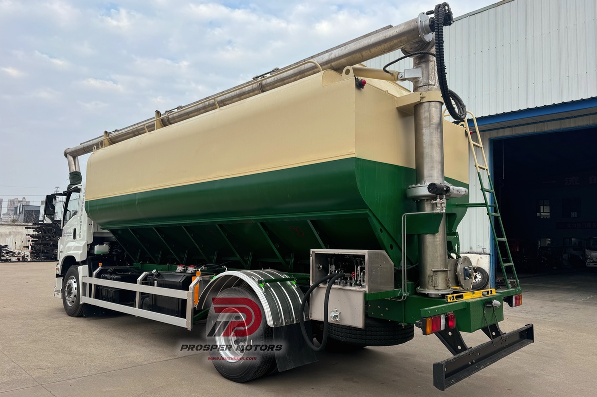 ISUZU FTR 20 kubieke meter veevoerwagen met luchtdichte tank en elektrische vijzel