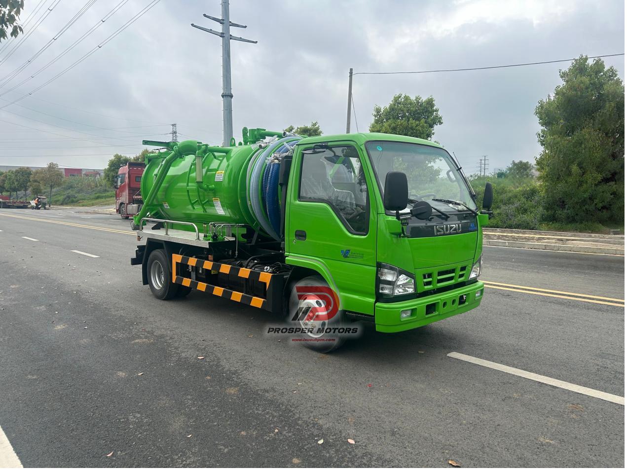 Екі Isuzu QKR 3CBM канализациялық вакуумдық жүк көлігі Филиппиндегі ағынды суларды тазарту компаниясына жеткізілді.
