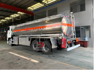 Isuzu CYZ Caminhão-tanque de combustível 6X4