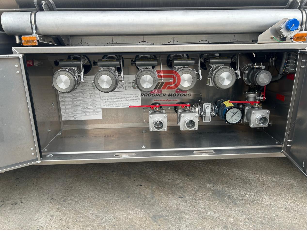 Caminhão tanque de combustível Isuzu CYZ 6X4