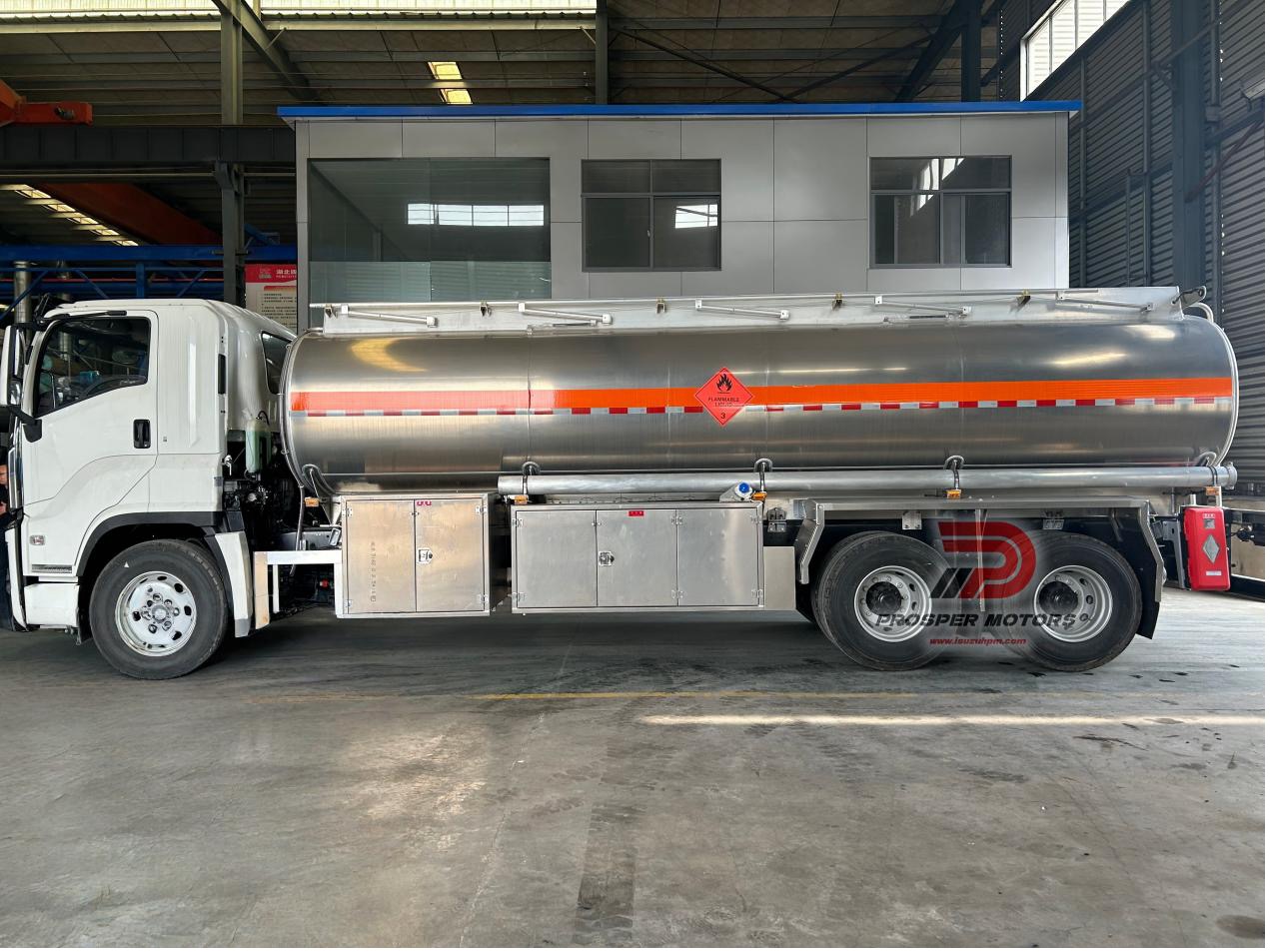 Caminhão tanque de combustível Isuzu CYZ 6X4