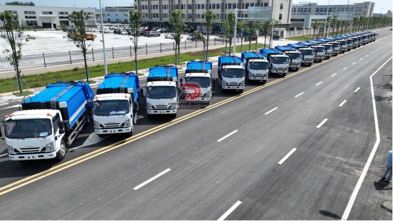 Caminhões de lixo ISUZU 20 FRR 4X4 com 8 metros cúbicos entregues à empresa em Serra Leoa