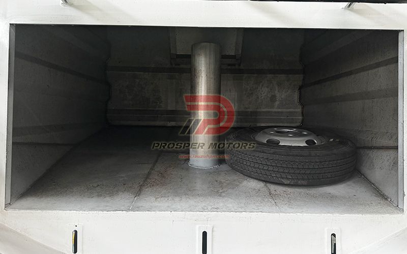 স্টিল ওয়াটার ট্যাঙ্ক সহ ISUZU 3000L রোড ক্লিনার