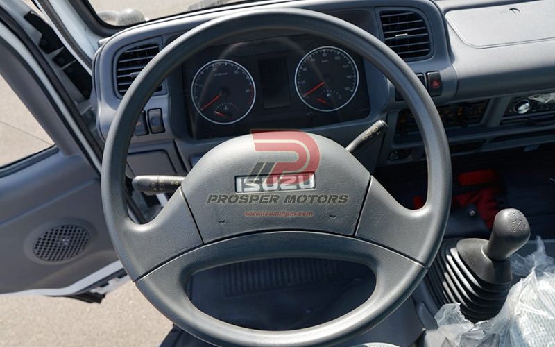 توجيه شاحنة بضائع ISUZU NKR 4X2