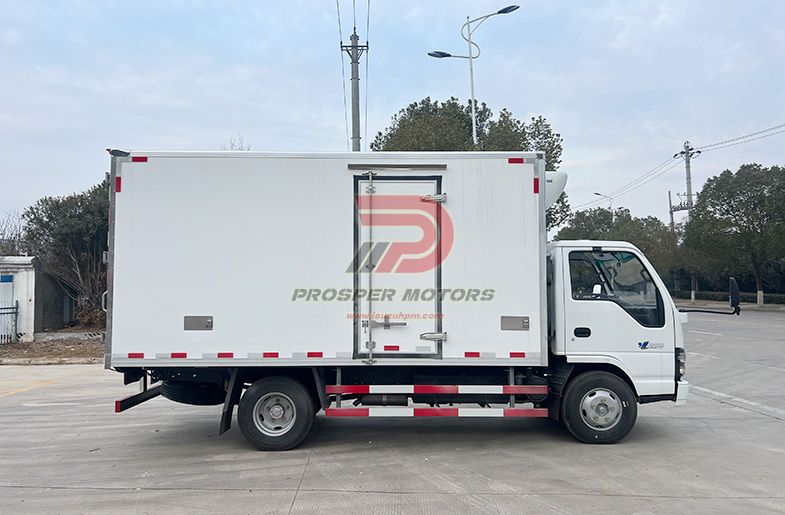 ISUZU QKR 4X2 4K എഞ്ചിൻ 4Ton ശീതീകരിച്ച ഫ്രീസർ ട്രക്ക്