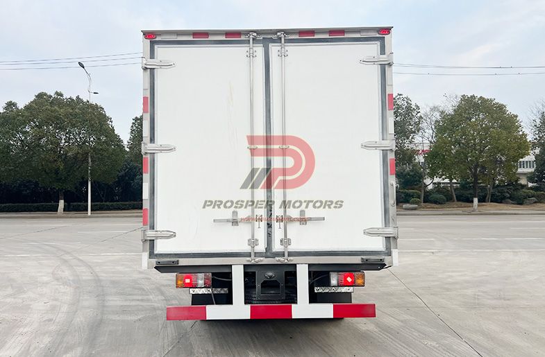 ISUZU QKR 4X2 4K എഞ്ചിൻ 4Ton ശീതീകരിച്ച ഫ്രീസർ ട്രക്ക്