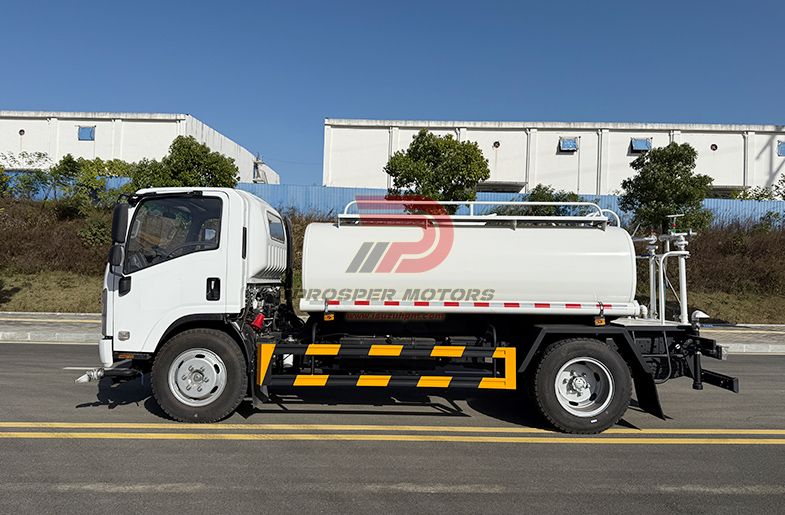 ISUZU FRR 4X2 5T 5000L ceļu laistīšanas kravas automašīna