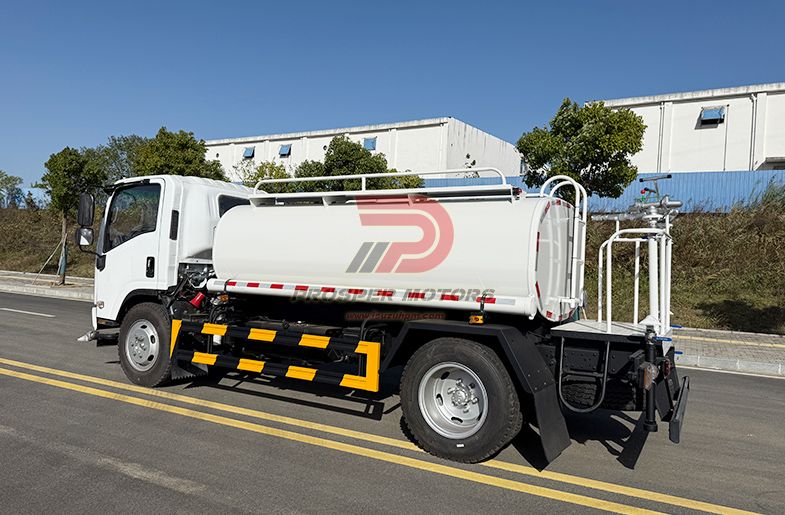 ISUZU FRR 4X2 5T 5000L ceļu laistīšanas kravas automašīna