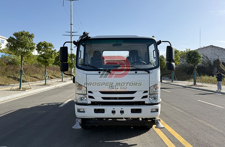 ISUZU FRR 4X2 5T 5000L ceļu laistīšanas kravas automašīna