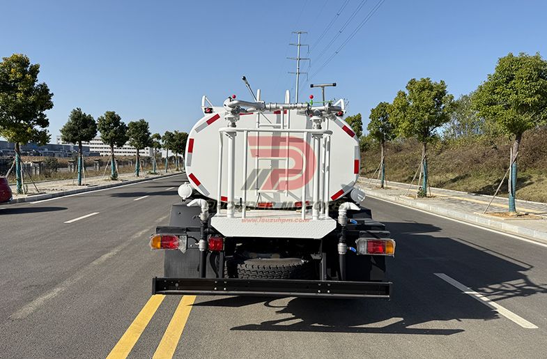 ISUZU FRR 4X2 5T 5000L ceļu laistīšanas kravas automašīna