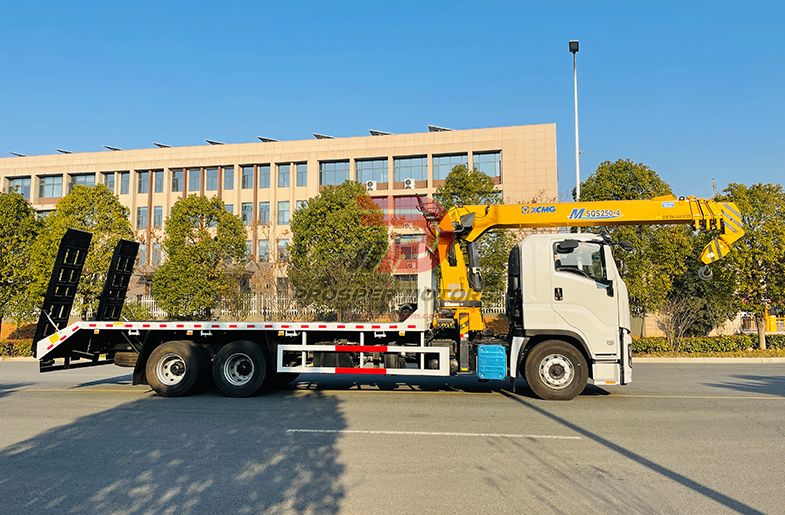 Camión autocargable ISUZU GIGA VC61 6X4 con grúa de 10 toneladas