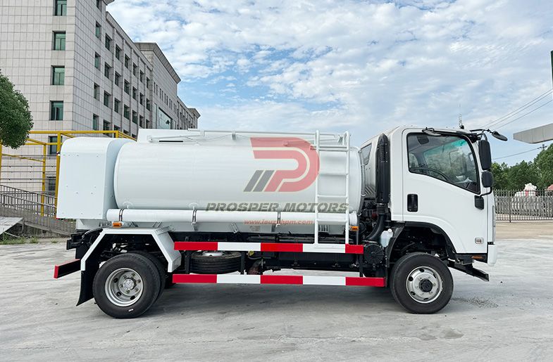 ISUZU 4X4 FRR 9000L ریفئلنگ ٹرک 3 کمپارٹمنٹس کے ساتھ