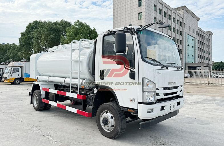 ISUZU 4X4 FRR 9000L ریفئلنگ ٹرک 3 کمپارٹمنٹس کے ساتھ
