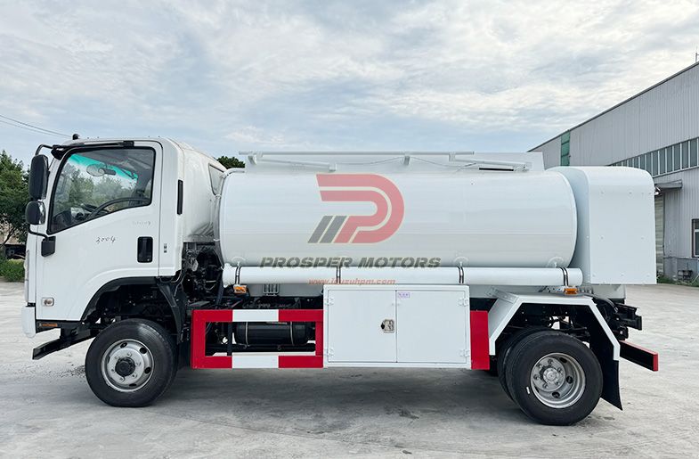 ISUZU 4X4 FRR 9000L ریفئلنگ ٹرک 3 کمپارٹمنٹس کے ساتھ