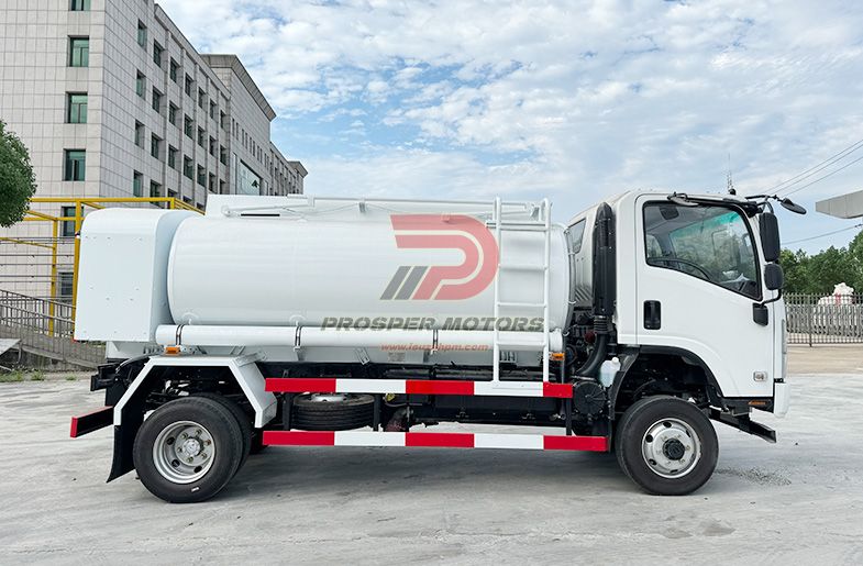 ISUZU 4X4 FRR 9000L ریفئلنگ ٹرک 3 کمپارٹمنٹس کے ساتھ