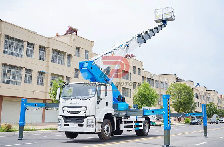 ISUZU FTR 4X2 45m Pacēlāju platformas kravas automašīna‌