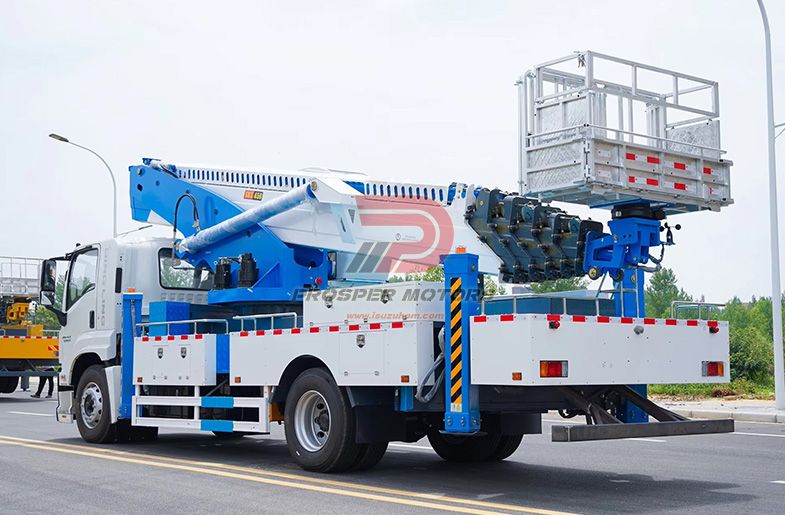 ISUZU FTR 4X2 45m Pacēlāju platformas kravas automašīna‌