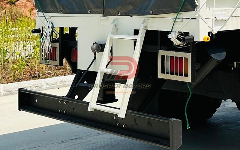 Escaleira traseira plegable para camión militar ISUZU