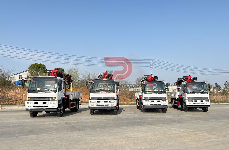 CAMIÓN DE PLUMA ISUZU FTS 4X4 CON EXCAVADORA