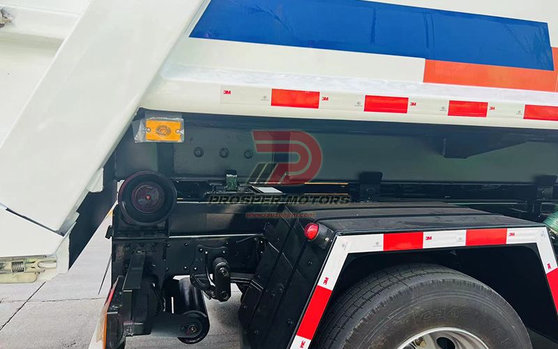 ISUZU FRR Sampah Treuk Fitur