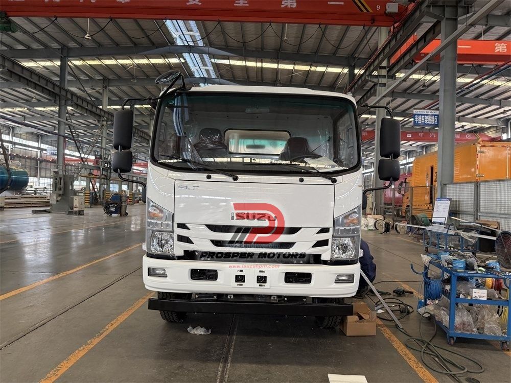  ISUZU 4X2 FRR 8000L Uçar ýangyç guýmak 