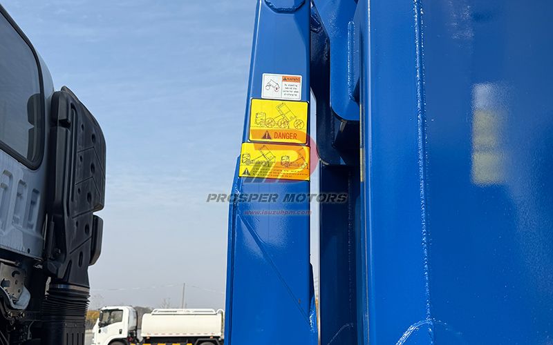 ISUZU Compactor Sampah Trek Fitur