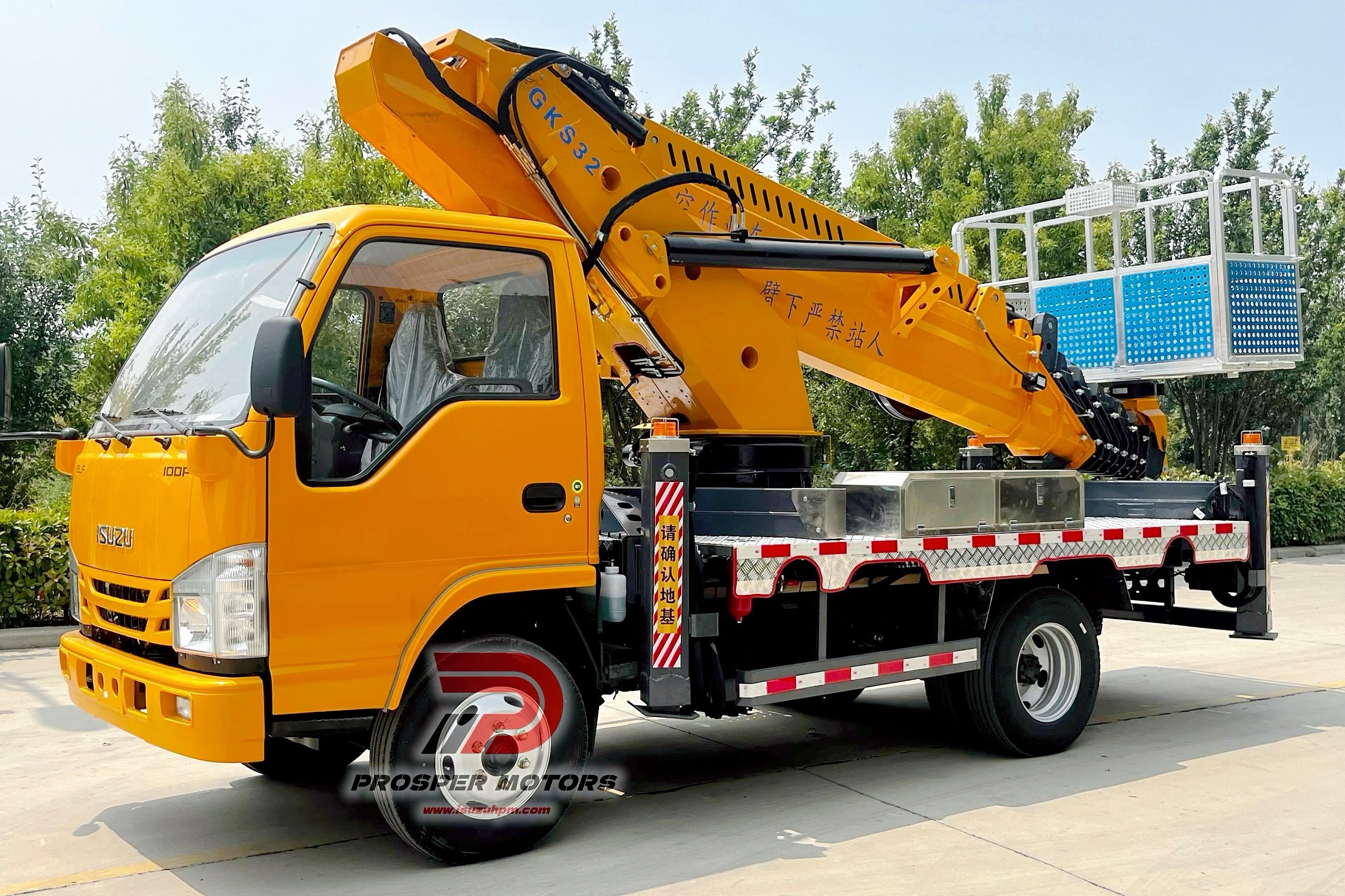 ISUZU NPR 4X2 32M truck mounted manlift