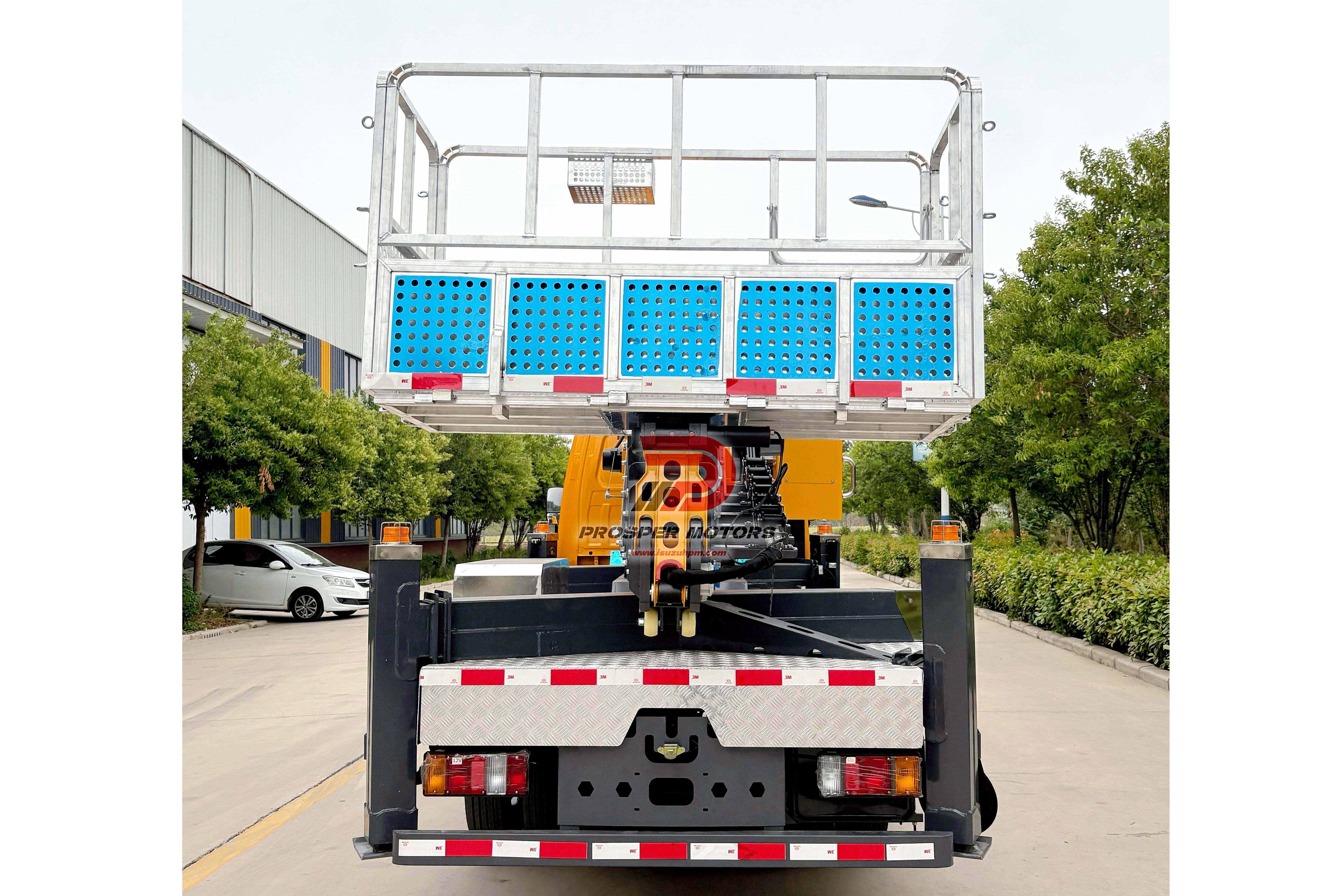 ISUZU NPR 4X2 32M truck mounted manlift