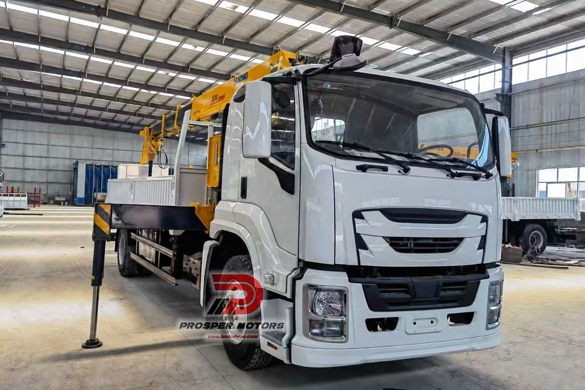 ●FRR 4X2 boom lift crane truck outriggers