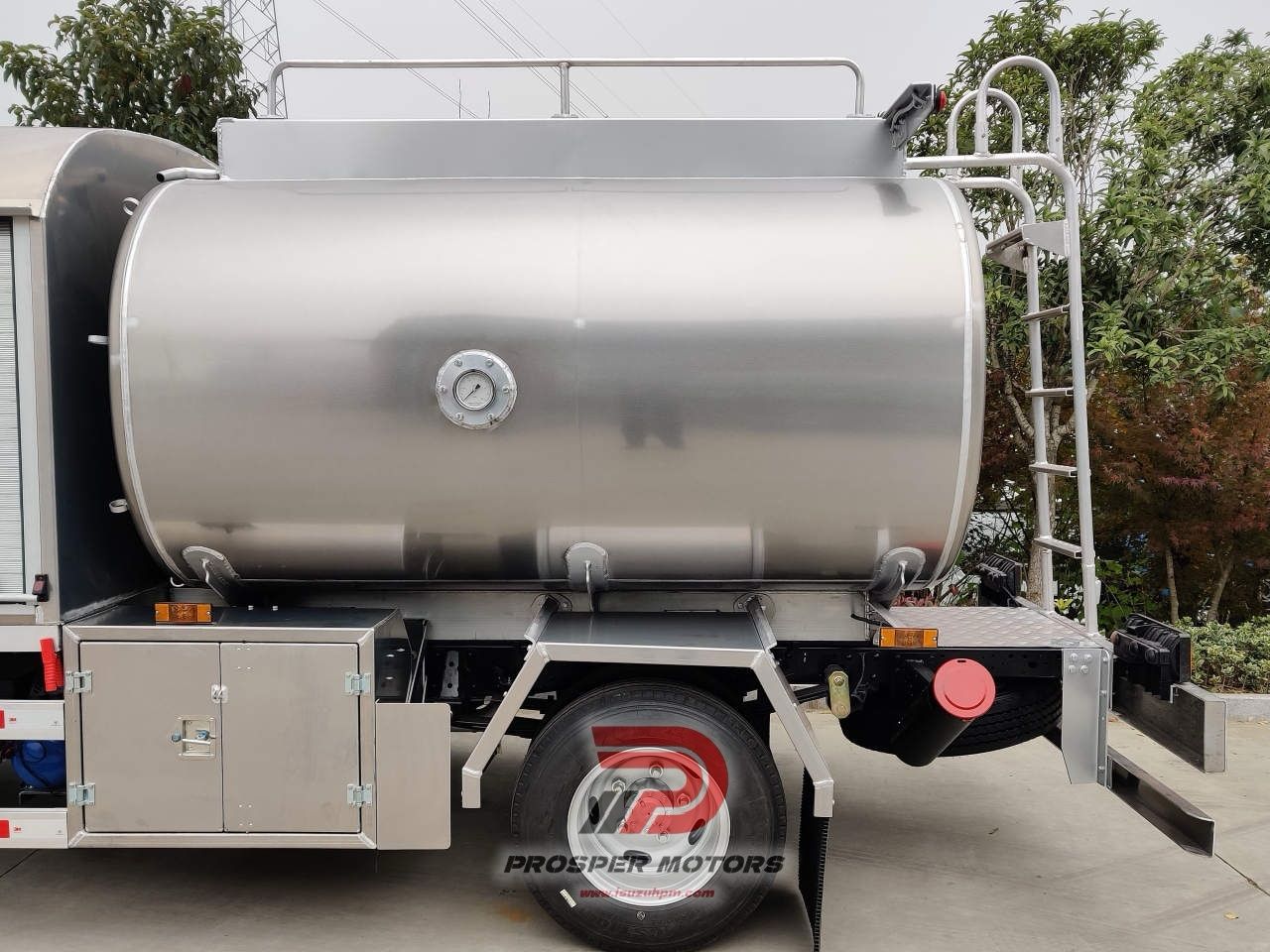 ISUZU QKR 4X2 3000L თვითმფრინავის საწვავის დისპენსერი