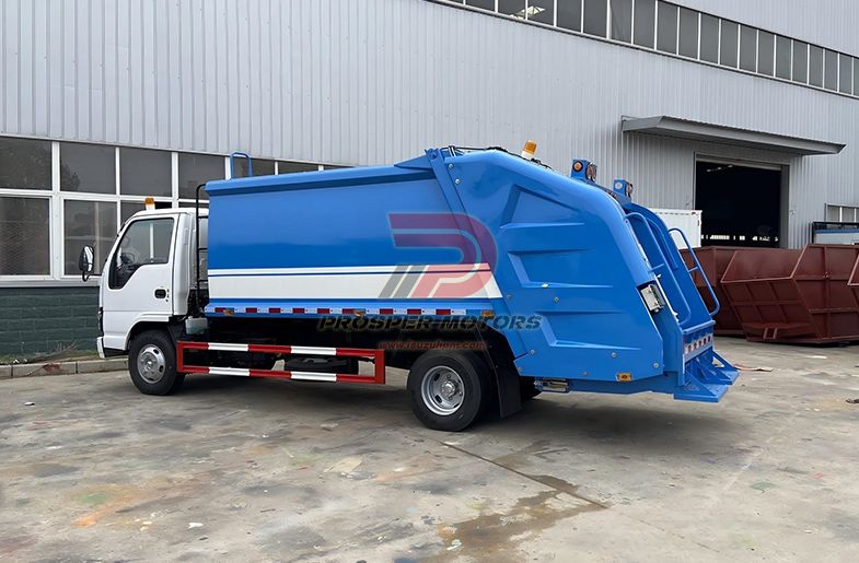 Lori sampah pemuat belakang ISUZU QKR 5CBM