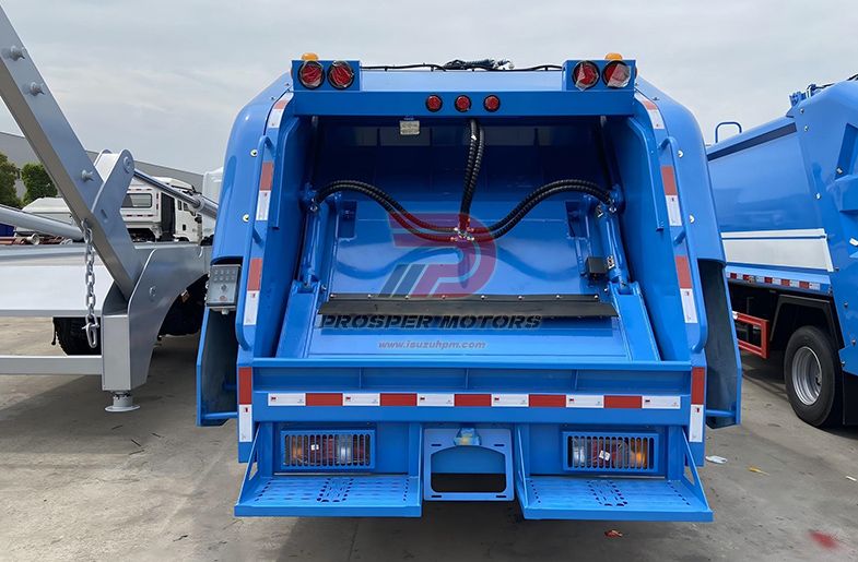 Lori sampah pemuat belakang ISUZU QKR 5CBM