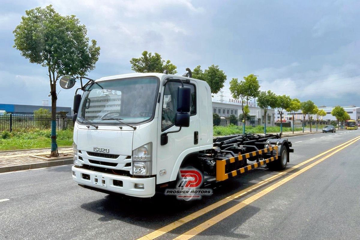 1 unidade de caminhão de lixo com elevador de gancho Isuzu FRR 4x2 entregue no Peru