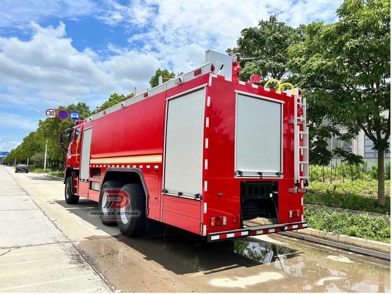 Camión de bomberos con volante a la derecha Isuzu GIGA CYZ77P-3.jpg