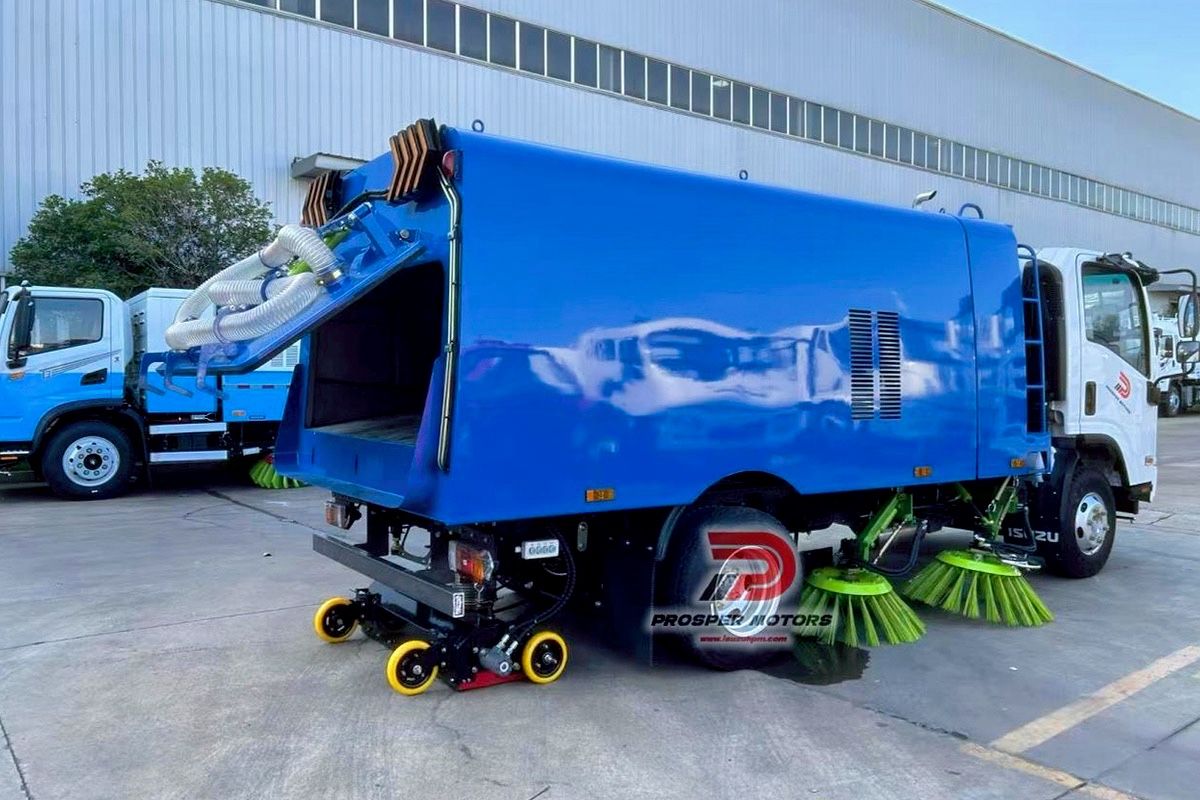 Caminhão varredor de estrada Isuzu NPR 4X2-3(1).JPG