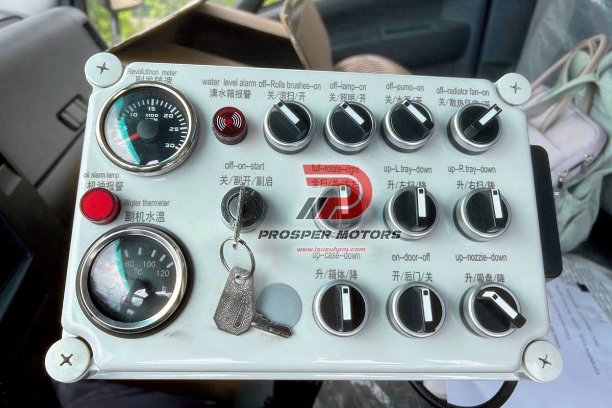 Caminhão varredor de estrada Isuzu NPR 4X2-5(1).JPG