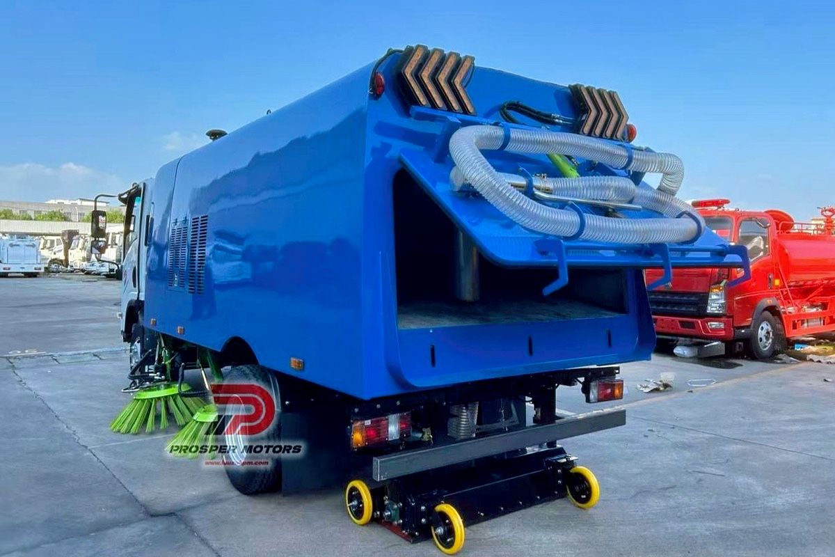 Isuzu NPR 4X2 road‑sweeper truck-7(1).JPG