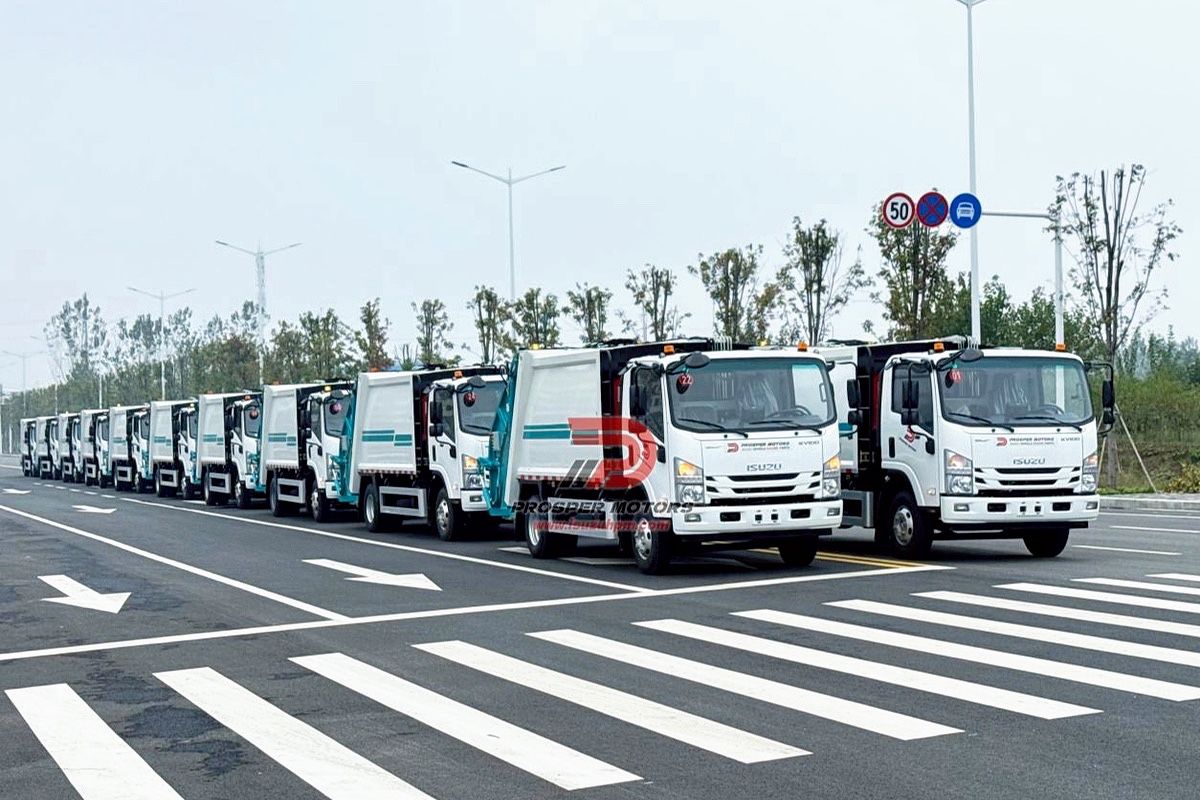 Isuzu NPR compactor garbage trucks-2(1).JPG