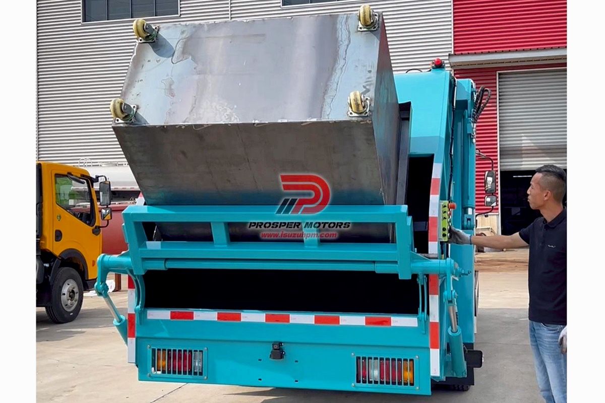 20 Isuzu NPR 4x2 6 m³ Garbage Compactor Trucks Delivered to Syria