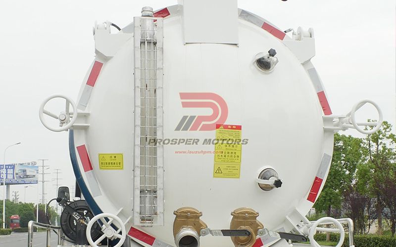 ISUZU Sewage Suction Truck Rear-Head Design
