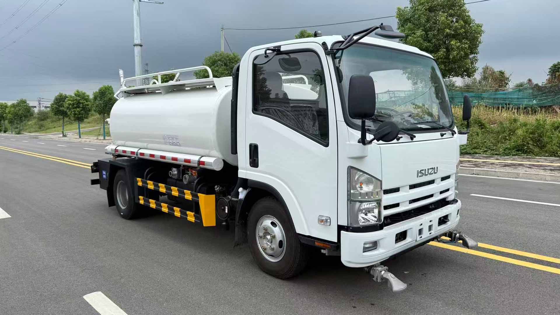 Venda caminhão-pipa ISUZU NPR 5CBM novo
