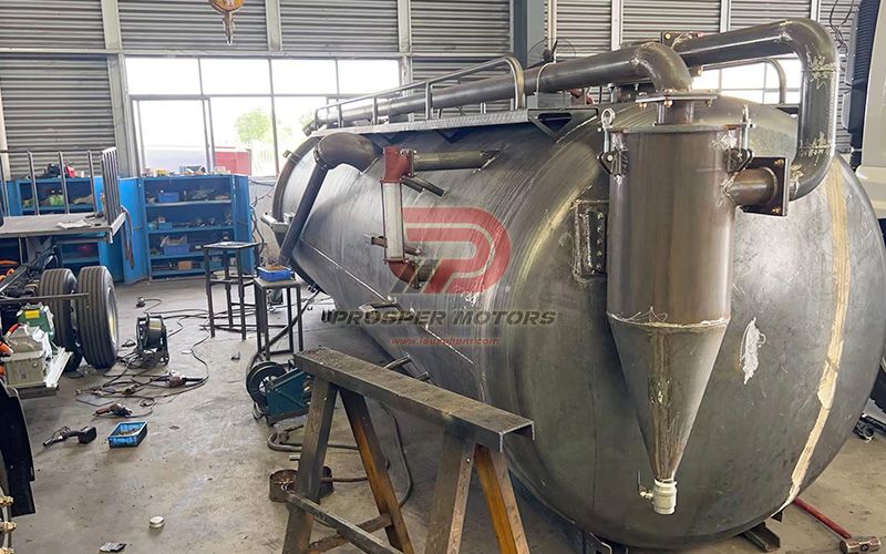 Detailed of the sewage suction tank
